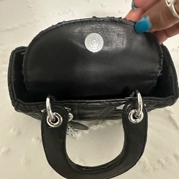 Elegant Black Quilted Handbag - Picture 4 of 7